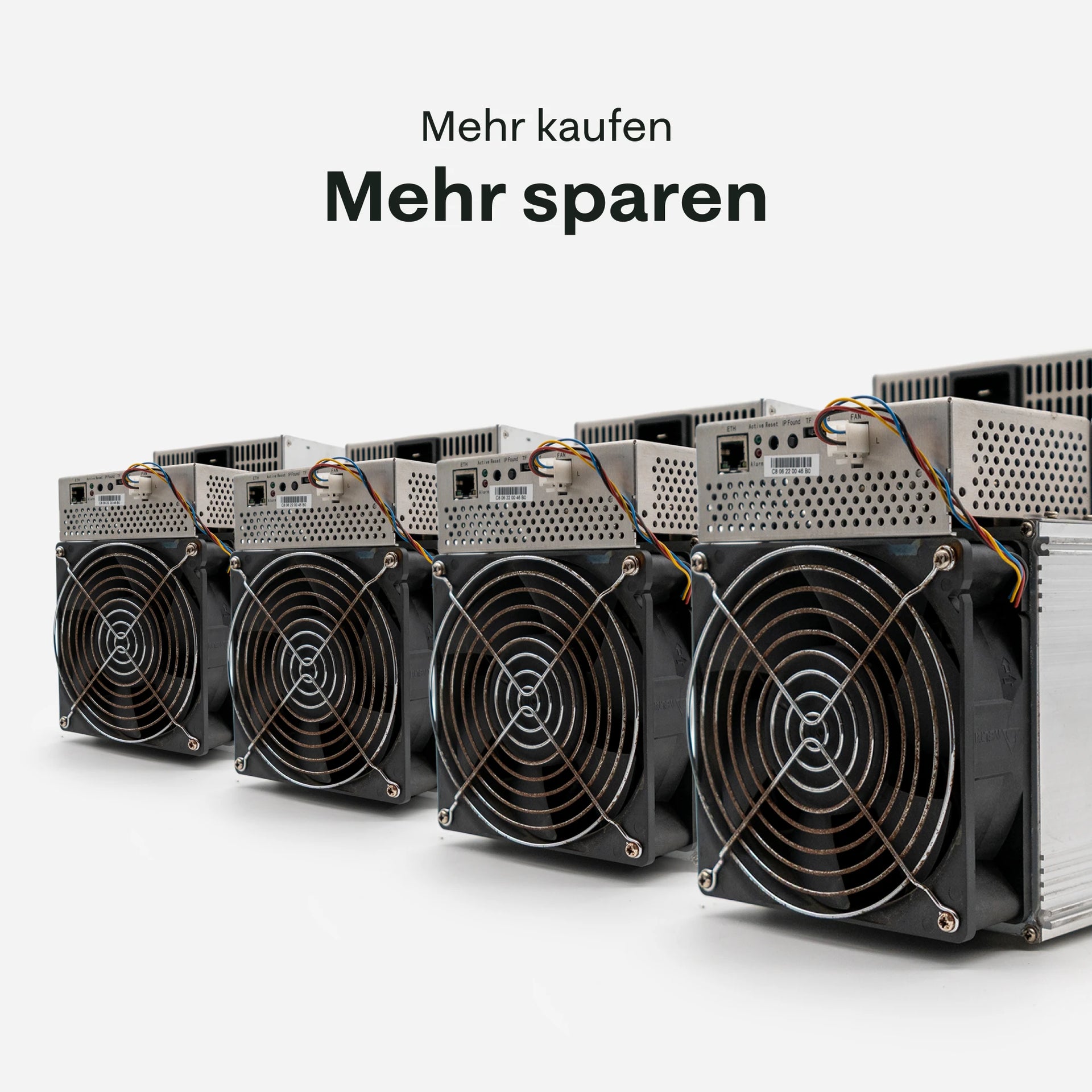 Reihe mehrerer MicroBT WhatsMiner M31S Mininggeräte mit Frontlüftern, darüber der Text „Mehr kaufen, mehr sparen“ – 21energy.