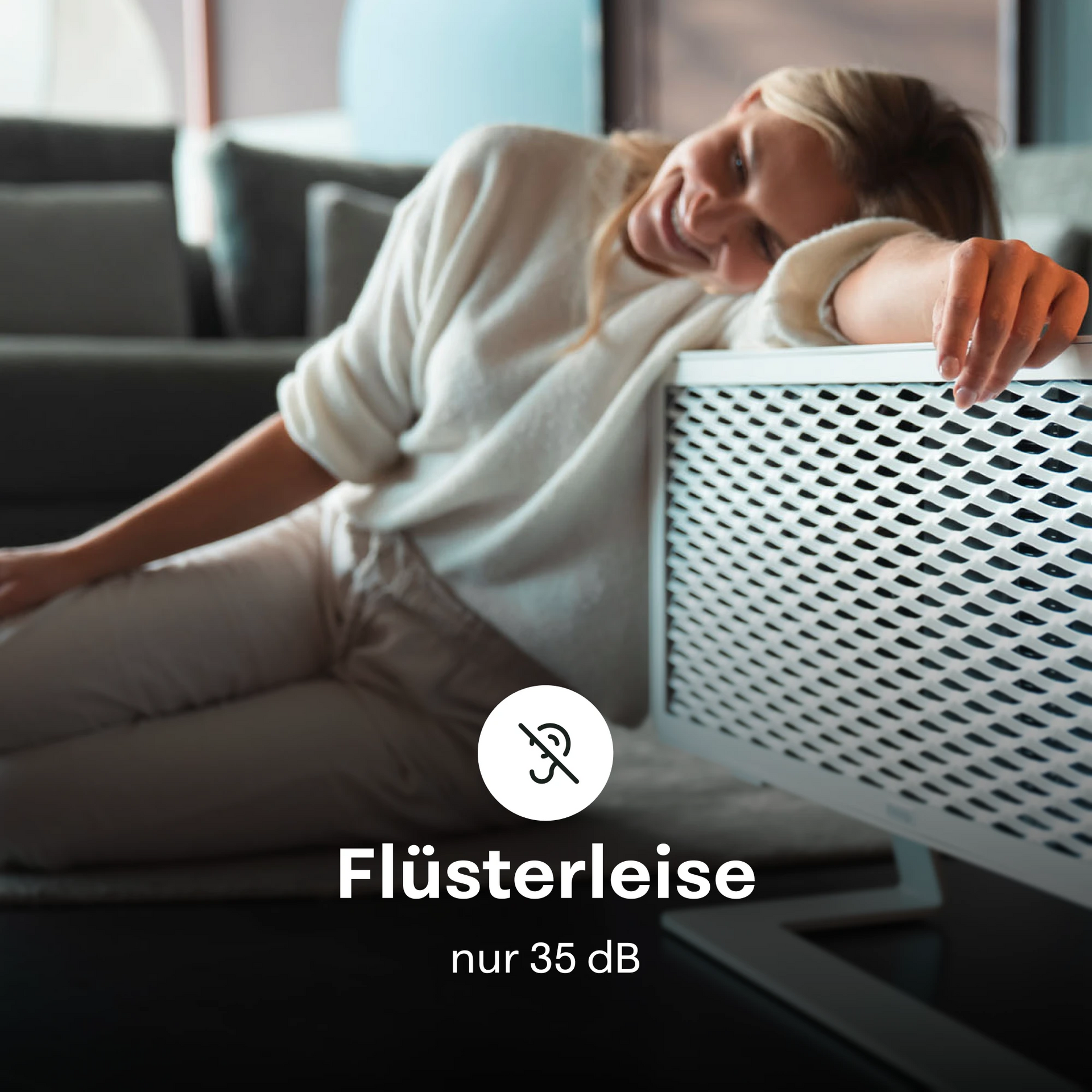 Ofen 2 – Frau liegt auf einem Sofa neben einem Weißrauschgerät mit dem Branding „Flüsterleise“.