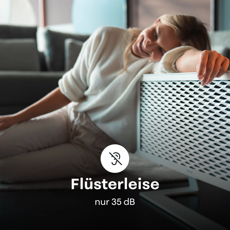 Frau liegt auf einem Sofa neben einem weißen Ofen 2 mit dem Branding „Flüsterleise“.