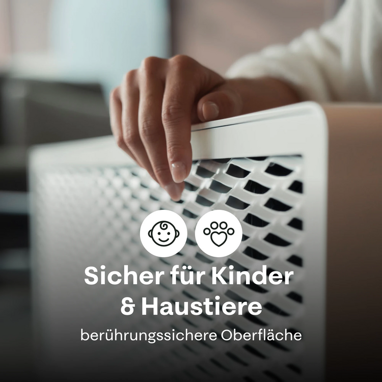 Ofen 2 – Hand hält eine weiße Oberfläche mit Text und Symbolen, die Sicherheit für Kinder und Haustiere anzeigen.