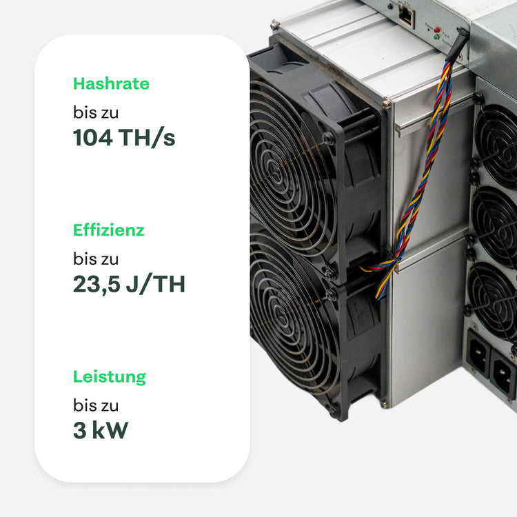 Nahaufnahme eines Bitmain Antminer S19j Pro mit zwei Lüftern und eingeblendeten Spezifikationen: Hashrate bis zu 104 TH/s, Effizienz bis zu 23,5 J/TH und Leistung bis zu 3 kW – 21energy.