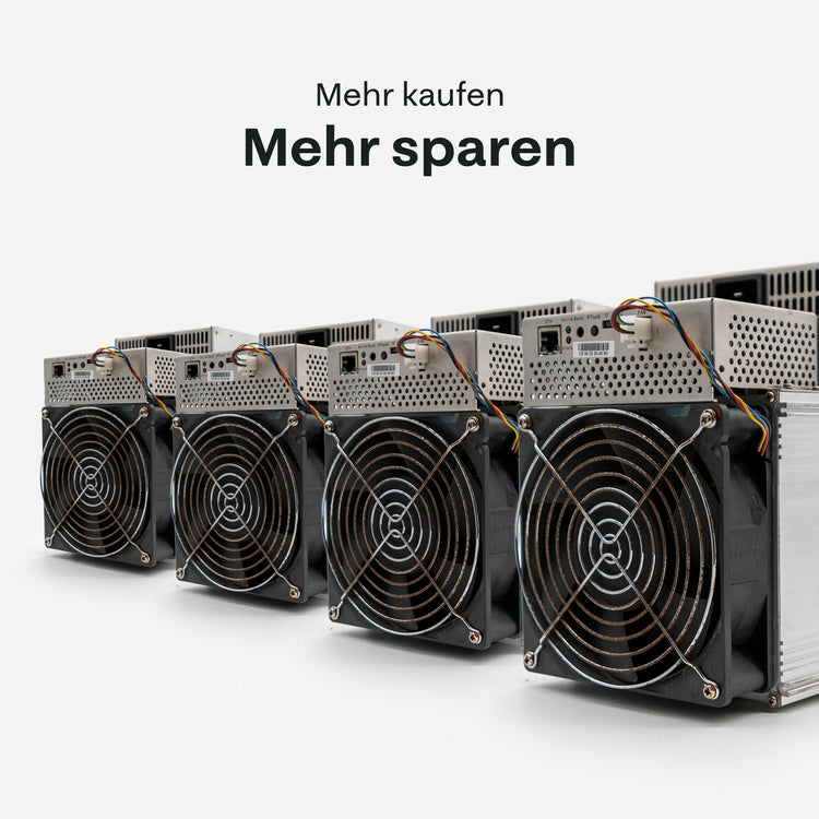 Reihe mehrerer MicroBT WhatsMiner M31S Mininggeräte mit Frontlüftern, darüber der Text „Mehr kaufen, mehr sparen“ – 21energy.