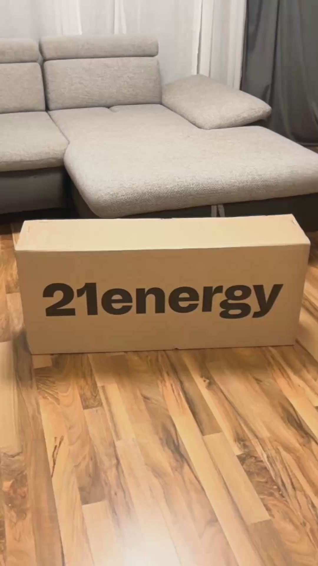 Customer unboxing the Ofen 2 heater